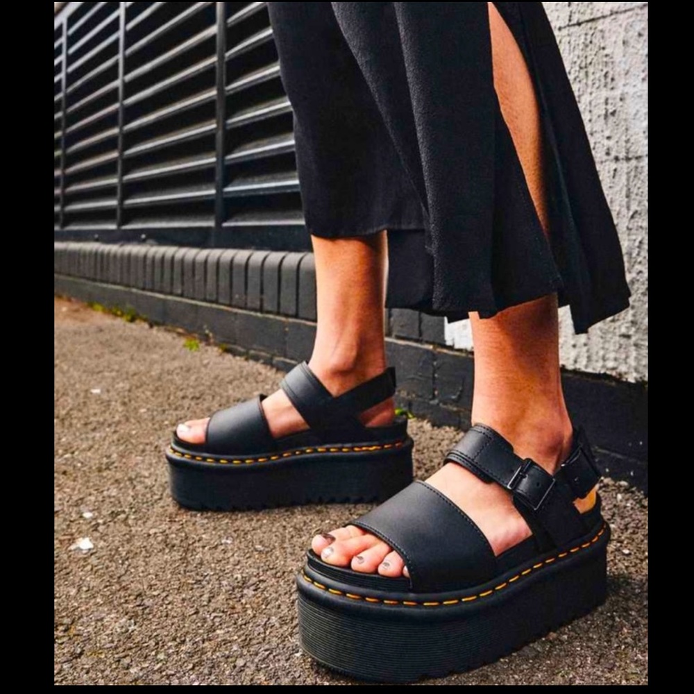 DR MARTENS VOSS QUAD BLACK PLATFORM SANDSLS SIZE 6 BRAND NEW !!